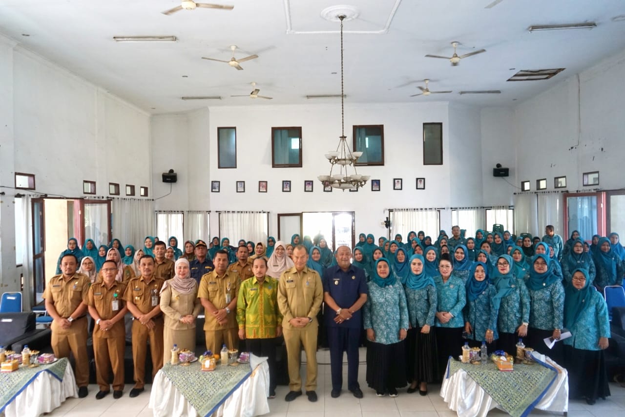 Teks Foto/Beritasore/ist  Plt Bupati Langkat H.Syah Afandin SH membuka LP3-PKK Kabupaten Langkat  2023, di Aula Gedung PKK Stabat Jl.K.H.Wahid Hasyim Kwala Bingai Kecamatan Stabat, Selasa (25/7/2023). 