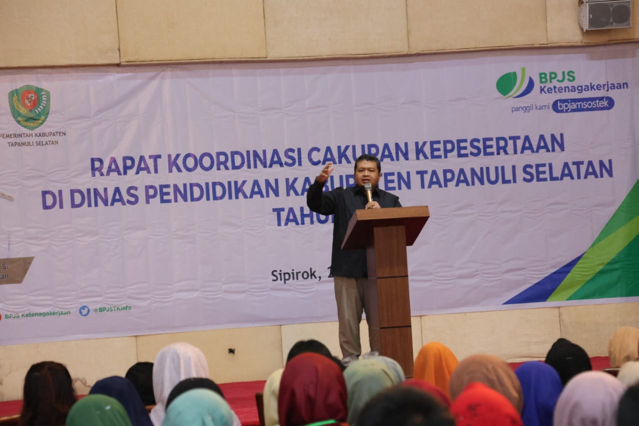 Berita Sore/Birong RT Teks poto: Bupati Tapsel, Dolly Pasaribu saat membuka rapat koordinasi menuju cakupan kepesertaan di Dinas Pendidikan Kab. Tapsel tahun 2023 di Gedung Serba Guna, Komplek Perkantoran Pemerintahan Tapanuli Selatan, Jalan Prof Lafran Pane, Sipirok, Jumat (28/7).
