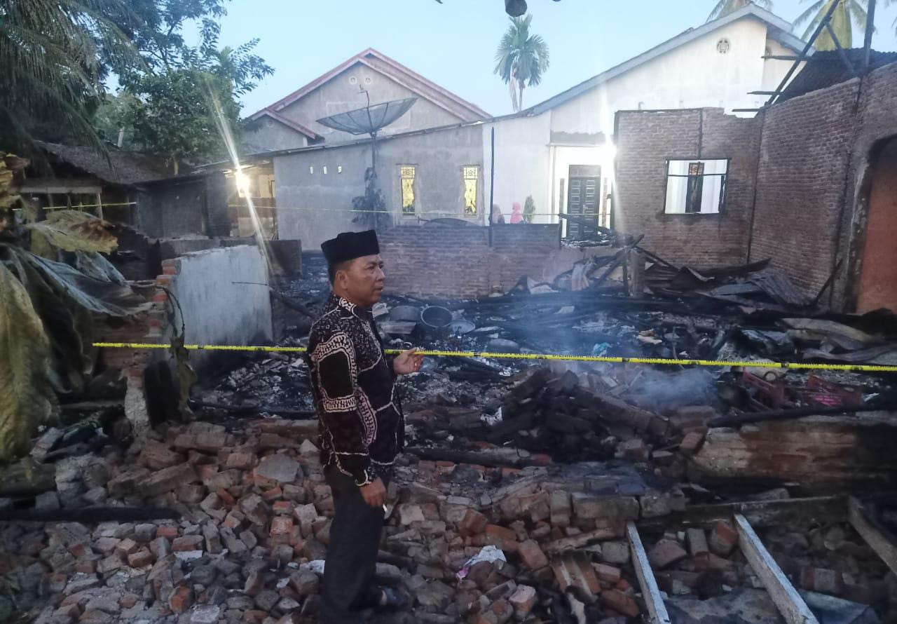 CAMAT Pante Bidari, M Djamil, melihat lokasi meninggalnya dua bocah dalam kebakaran rumah di Gampong Meunasah Teungoh, Pante Bidari, Aceh Timur, Sabtu (29/7). Foto:Muhammad Ishak