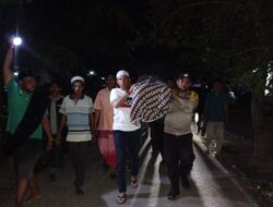 Teks Foto:DIEVAKUASI: Polisi mengevakuasi jenazah bocah yang meninggal dalam kebakaran di Gampong Meunasah Teungoh, Pante Bidari, Aceh Timur, Jumat (28/7) malam. (Ist).