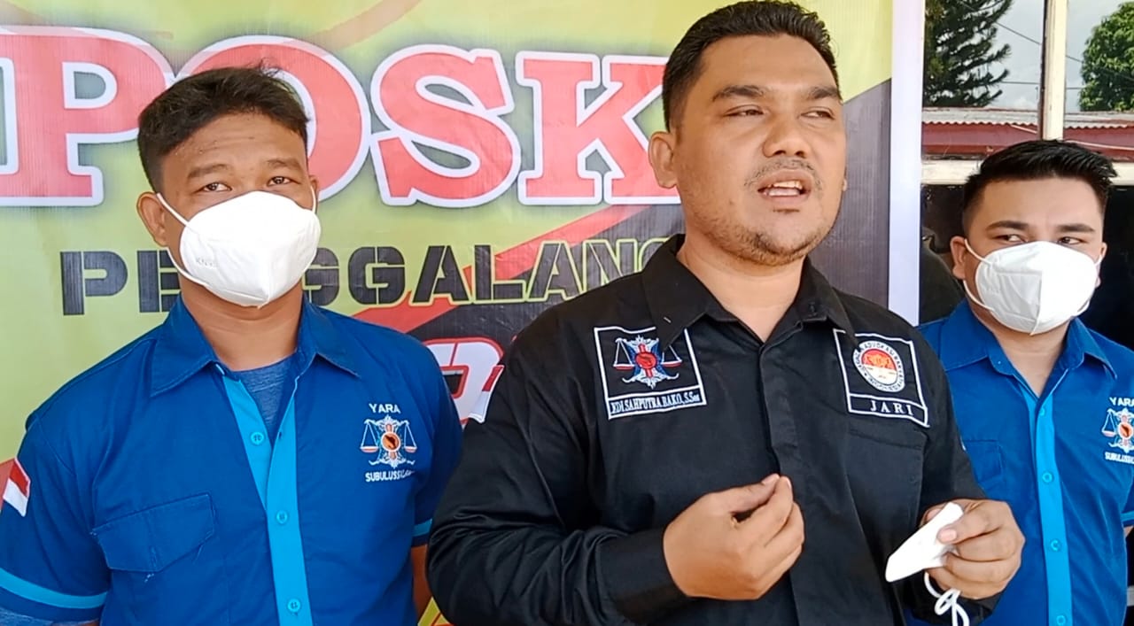 Berita sore/ Ahmad Zaelani Sidik: Ketua Yayasan Advokasi Rakyat Aceh Cabang Kota Subulussalam, Edi Syahputra Bako, S. Sos didampingi rekan nya memberi keterangan pers terkait sistem tarik parkir elektronik di RSUD Subulussalam yang terkesan memberatkan keluarga pasien.