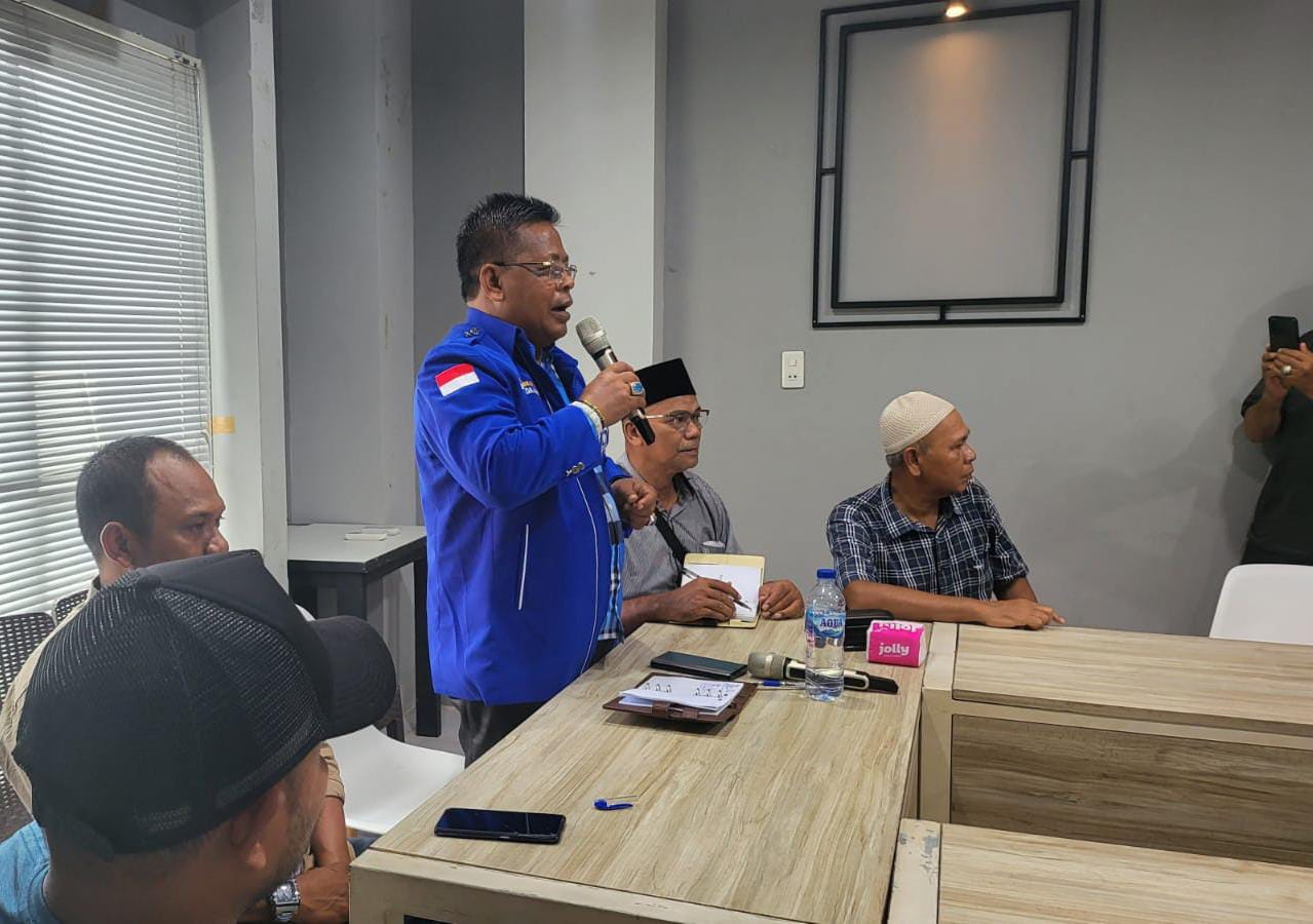 Teks Foto: Bacaleg DPR-RI dari PAN H. Aminullah Usman di Lhokseunawe, Senin (31/7).