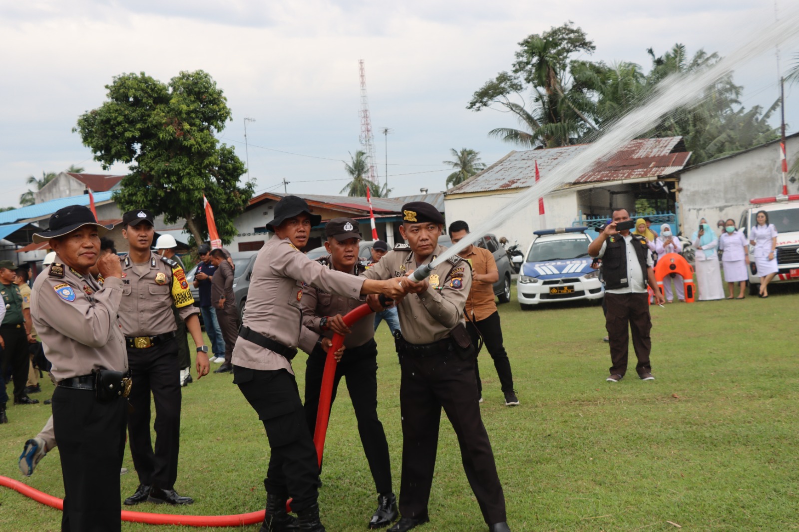 Teks fhoto; Bupati Batu Bara Ir.H Zahir M.AP hadiri Apel Pertama dipimpin Kapolres Batu Bara AKBP Jose D.C Fernandes S.I.K Simulasi Karhutla di Moko Polres Batu Bara Selasa (01/8-2023).beritasore/alirsyah