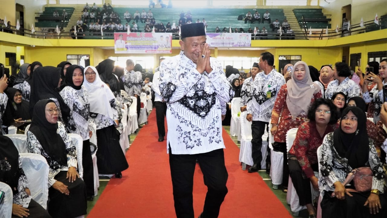 Teks Foto/Beritasore/ist  Plt Bupati Langkat H. Syah Afandin, SH menghadiri Seminar International Pendidikan di Gedung Olahraga Stabat, Rabu (26/7).