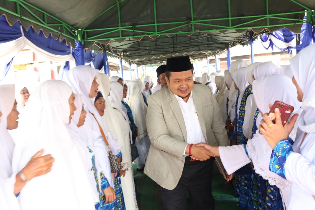 Berita Sore/Birong RT Teks poto: Bupati Tapanuli Selatan (Tapsel) Dolly Pasaribu saat hadiri pengajian Akbar BKMT di Desa Sialagundi, Kecamatan Sipirok, Selasa (1/8).