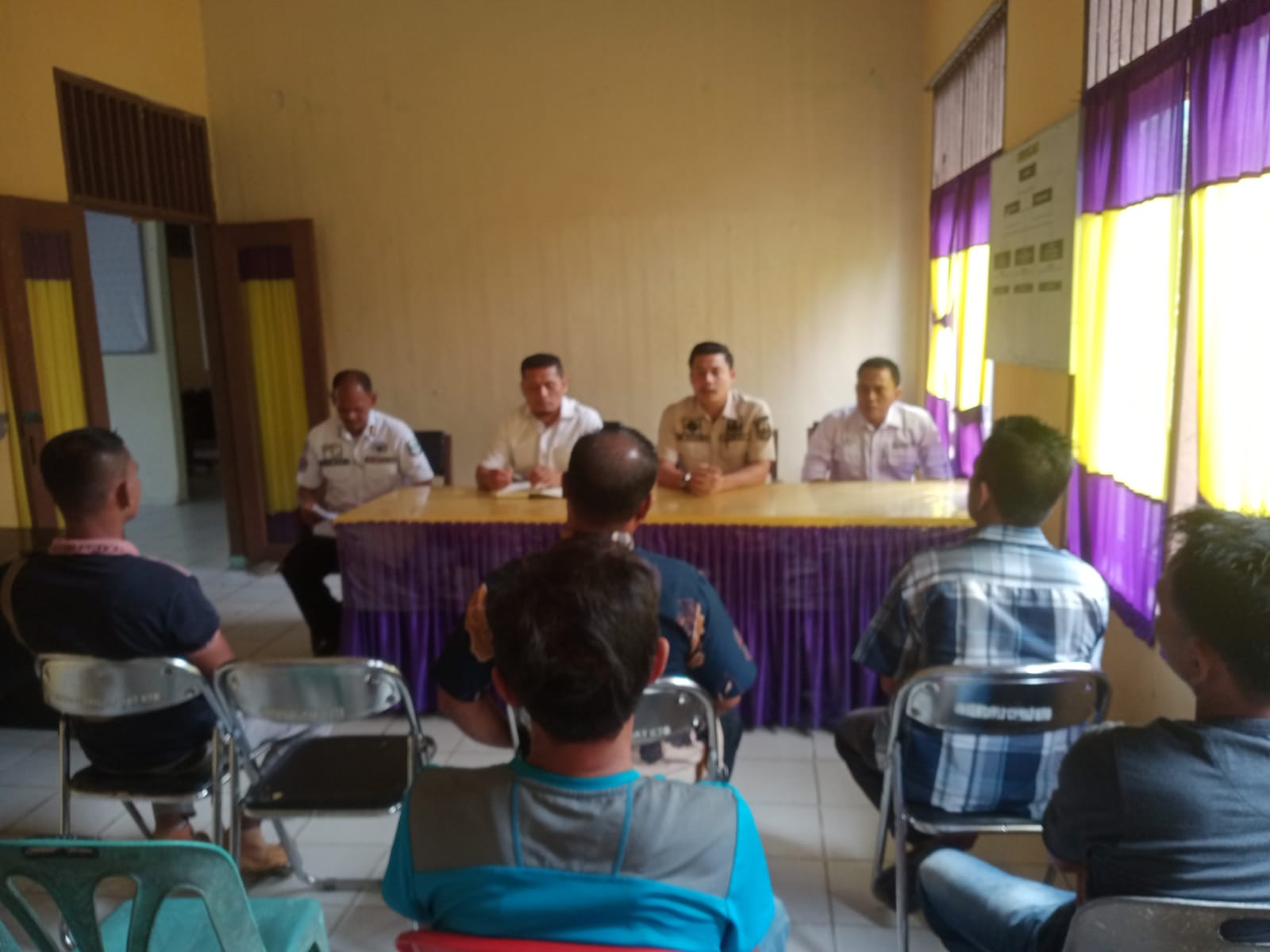 Pemaparan : Kepala Dinas Pariwisata, Pemuda dan Olah Raga Bakri Saputra, SPd lakukan rapat kecil dengan Kepala wilayah Kecamatan Ketambe Miftahul Khairi serta 5 Pengulu Kute dalam persiapan sebagai Tuan Rumah PON XXI Aceh-Sumut di ruang rapat Kantor Camat Ketambe Rabu (02/8). Berita Sore/Husaini Amin