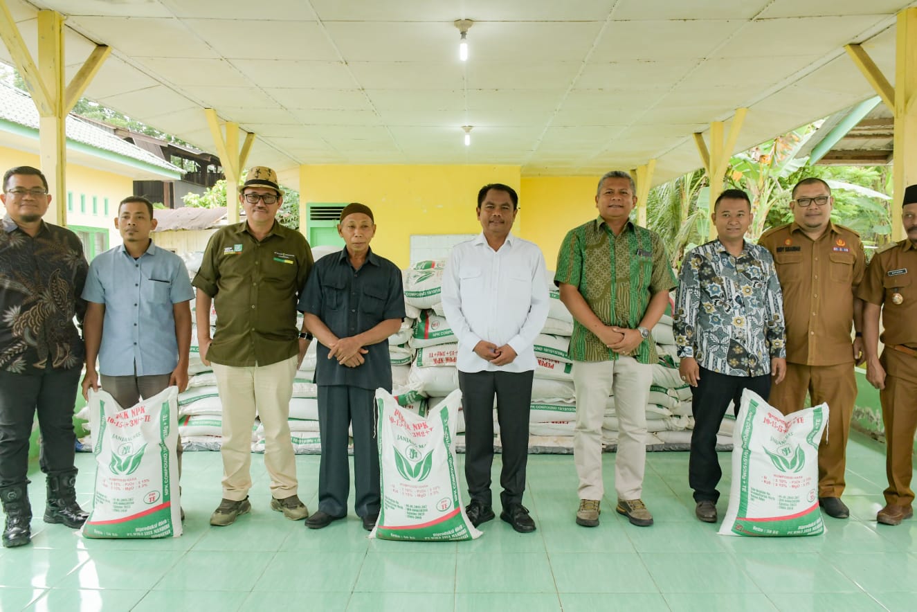 Teks foto:Bupati Serdang Bedagai H Darma Wijaya di dampingi Manager II PT Socfindo Grup, Erikson Ginting, di saat penyerahan bantun CSR kepada Gapoktan di sekitar Perkebunan, Socfindo, Selasa,1-8-2023(beritasore-Azwen)