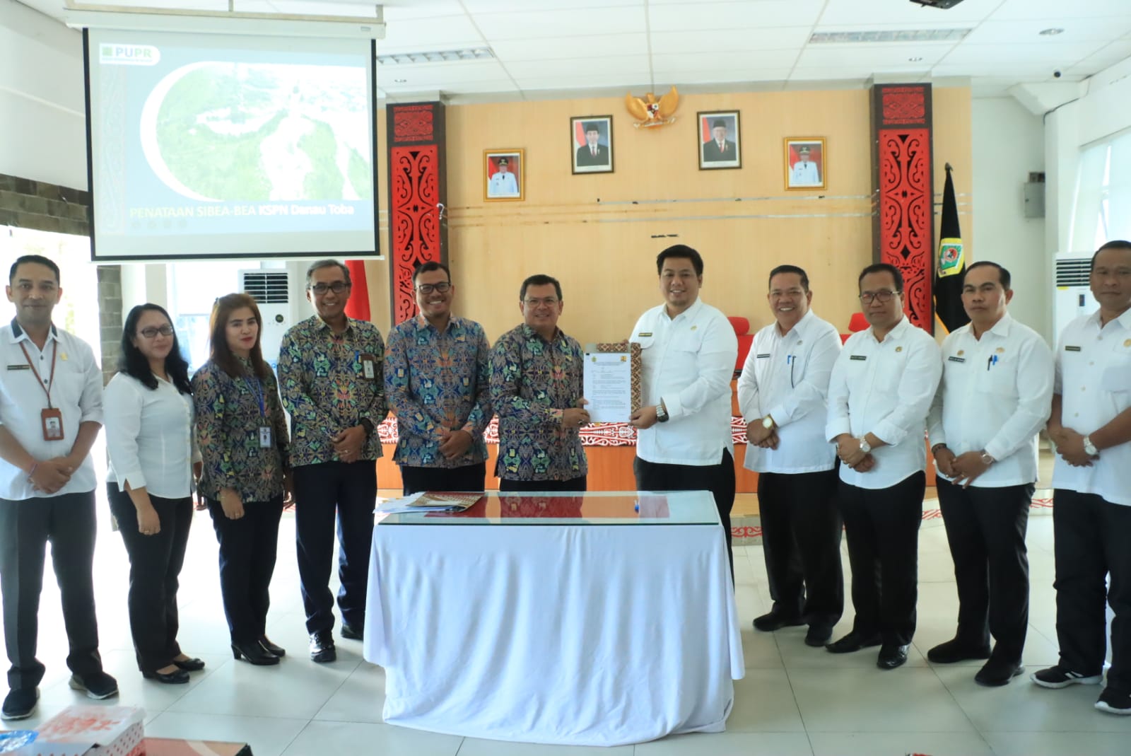 BUPATI Samosir, Vandiko Gultom (tengah kemeja putih) saat menerima aset Sibea-bea.Waspada/ist