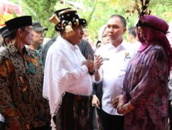 Bupati Tapsel Dampingi Gubsu Edy Ziarah Ke Makam Namora Pande Bosi