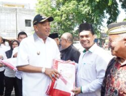 Jelang HUT RI, Plt Bupati Langkat  Bagikan 10 Juta Bendera Merah Putih