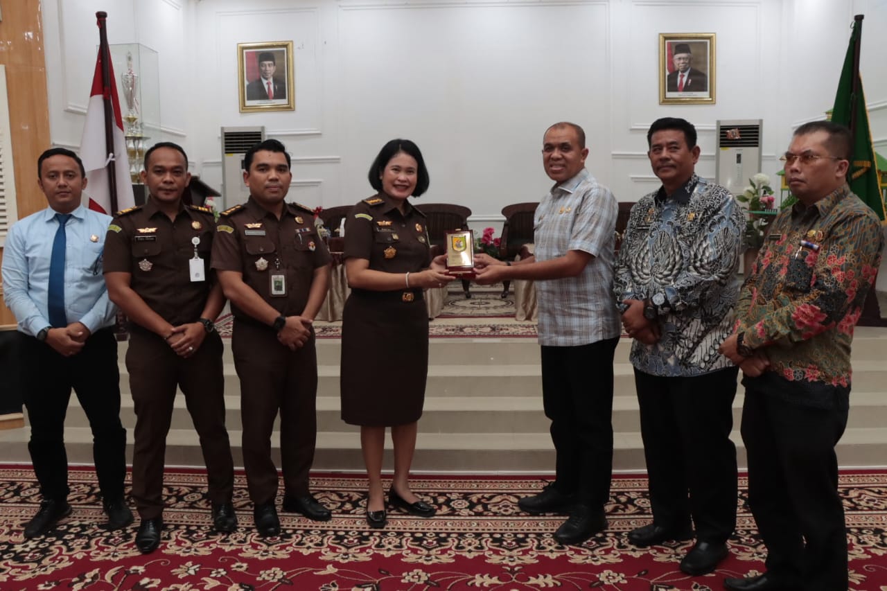 Teks foto:Bupati Serdang Bedagai H Darma Wijaya, di wakili Sekdakab Faisal Hasrimy di dampingi Drs Fajar Simbolon Kepala Dinas PMD, di saat mwnyerahkan plakat cindera mata kepada ibu Martha Parulina, SH, MH, Kepala Bidang Penerangan Hukum Kejaksaan Agung RI di Aula Sultan Serdang, kantor bupati, Kamis,3-8-2023.(Beritasore-Azwen)