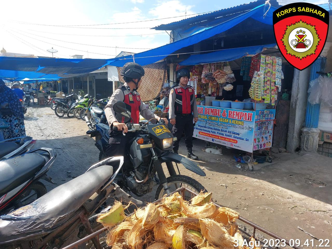 Teks fhoto:Giat Personil Sat Samapta Polres Batu Bara dipimpin BRIPDA Aidil Harahap dan BRIPDA Riski Kemit menggelar giat Patroli dan menghimbau pesan Kamtibmas kepada masyarakat di Pajak Limapuluh, Kantor Pos dan Loket Bus Limapuluh Kamis (03/8-2023).beritasore/alirsyah