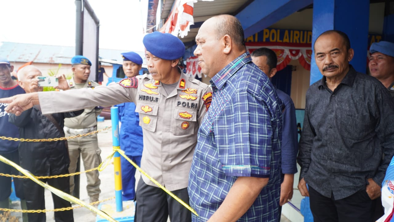 Teks Foto/Beritasore/ist  Plt Bupati Langkat H.Syah Afandin SH meninjau Dermaga Umum TPI Pajak Ikan Lama depan Mako Sat Polairud Res Langkat, di Jl Babalan Kelurahan Berandan Timur Kecamatan Babalan, Kamis (3/8/2023). 