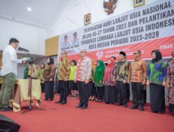 Para Lansia Ceria Terima Bantuan Dari Wali Kota Medan