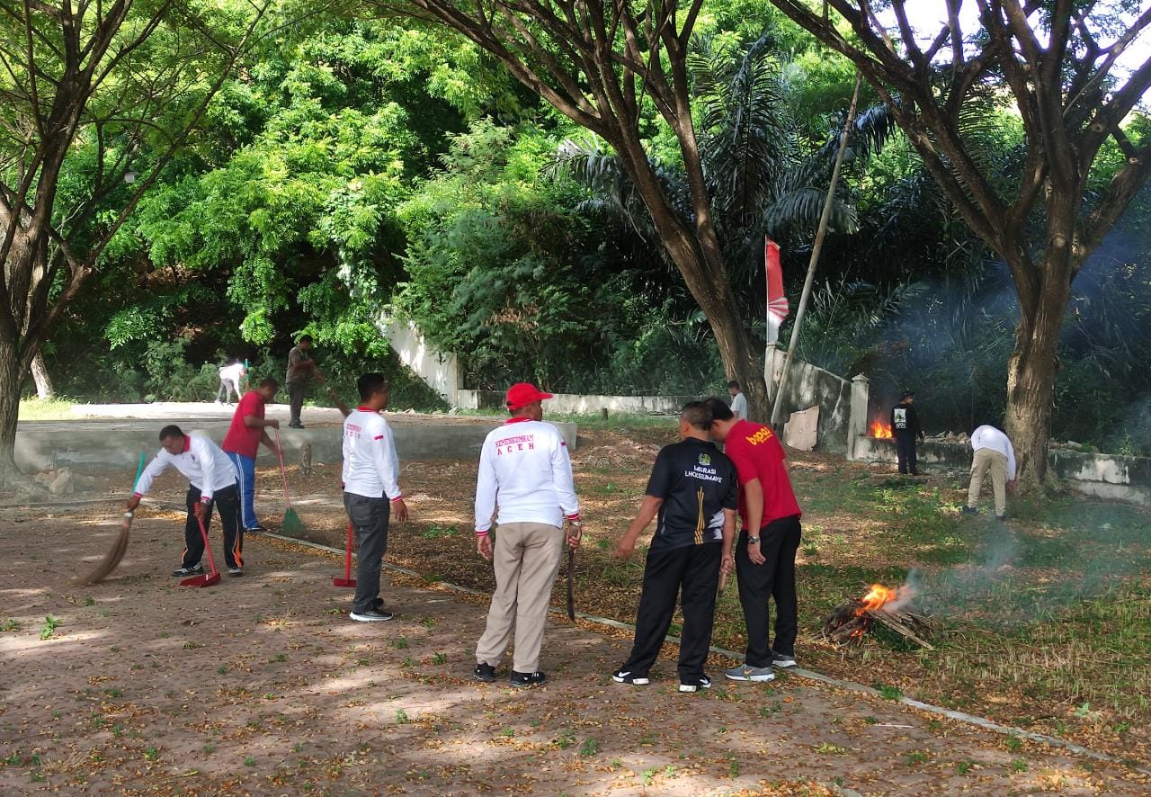 Teks Foto: (Ist) Lapas Lhokseumawe melakukan upacara tabur bunga dan membersihkan Taman Makam Pahlawan Blang Panyang Kota Lhokseumawe, Kamis (3/8).