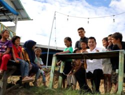 Bupati Simalungun Radiapoh H Sinaga, saat bercengkrama dengan anak-anak di seputar lokasi WIS di Huta Sippan, Nagori Pamatang Silimahuta Barat, Rabu (2/8).(ist).