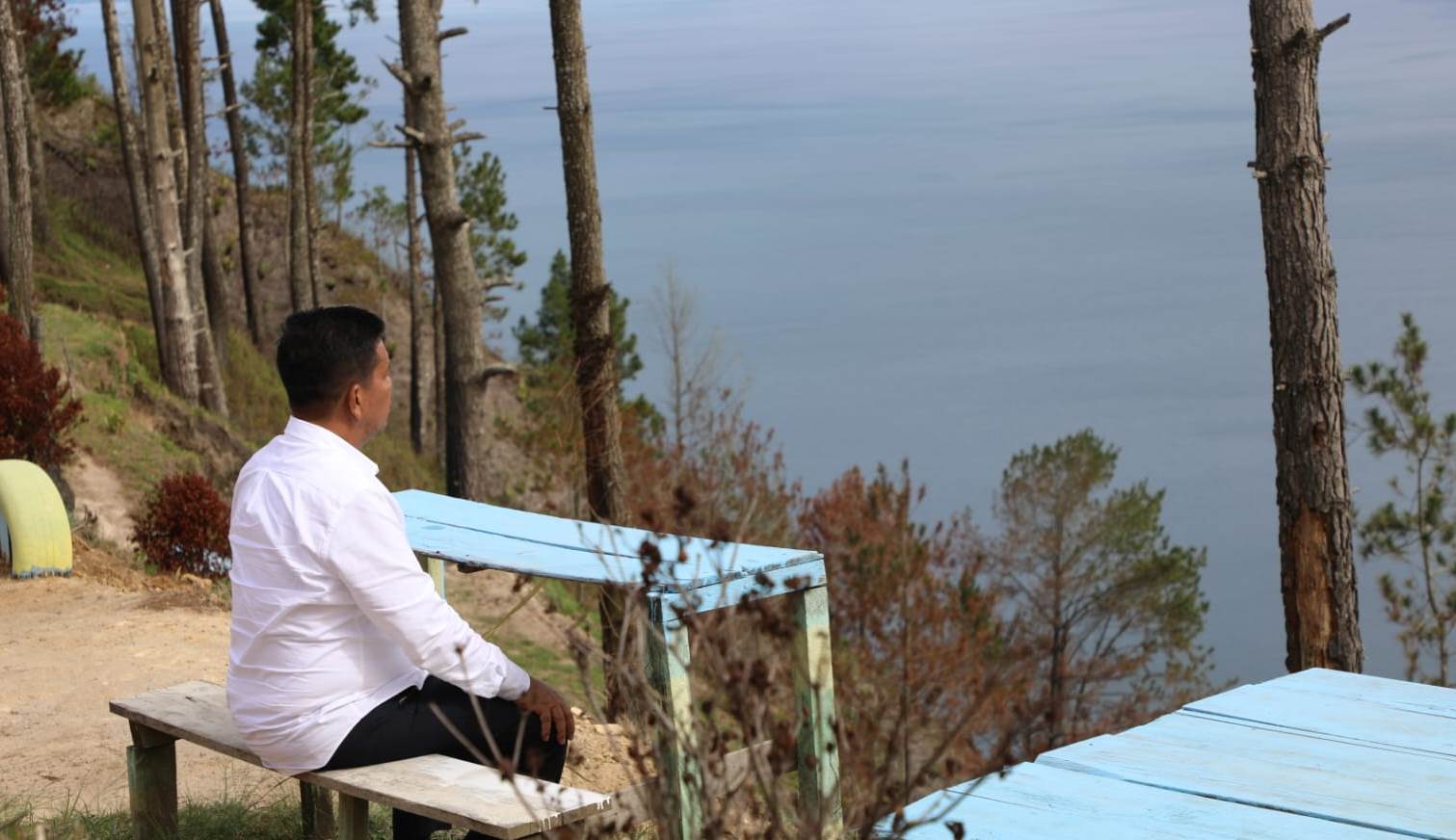 Bupati Simalungun, Radiapoh Hasiholan Sinaga, menyaksikan pemandangan indah Danau Toba dari lokasi WIS, Rabu (2/8).(Foto: Hasuna Damanik).