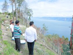 Bupati Simalungun, Radiapoh Hasiholan Sinaga, berbincang dengan pengelola WIS, P.Damanik, sambil menikmati pemandangan alam di puncak WIS, Rabu (2/8).(ist).