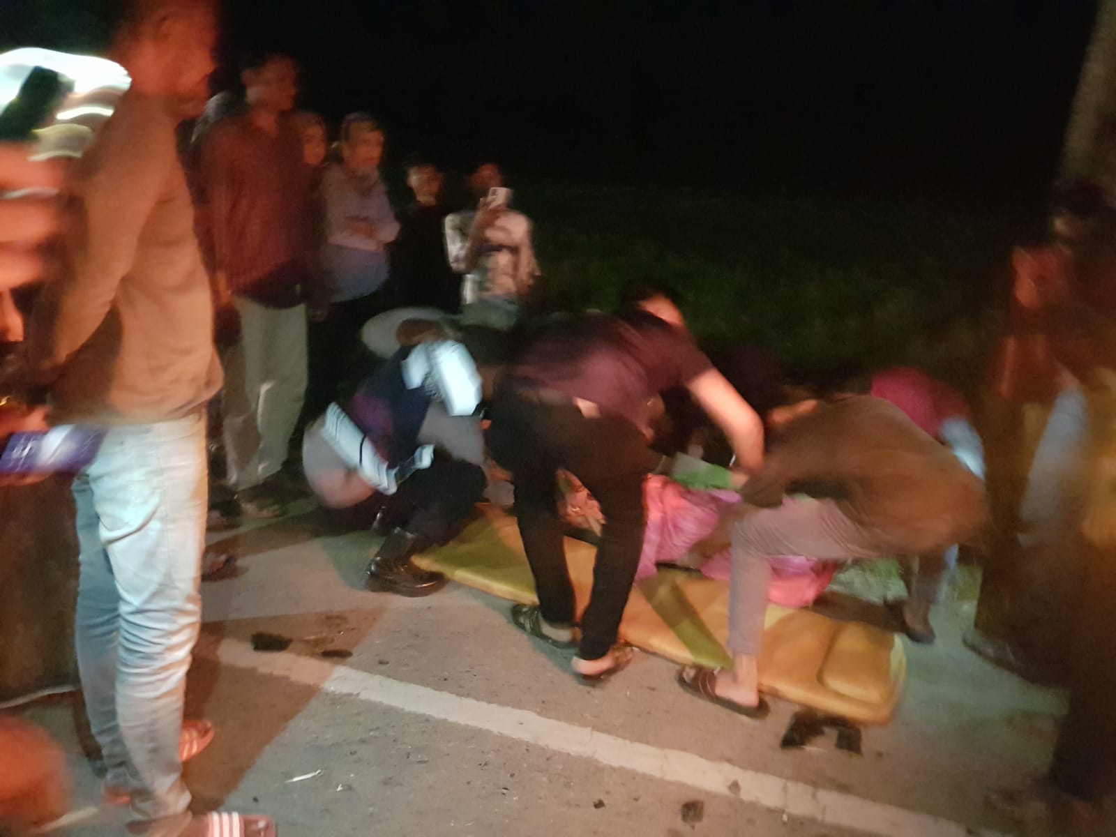 RINGSEK BERAT: Sepedamotor milik Sayuti ringsek berat setelah terjadi kecelakaan di Jalinsum Banda Aceh - Medan, Gampong Paya Demam Sa, Pante Bidari, Aceh Timur, Minggu (6/8). Foto: Muhammad Ishak