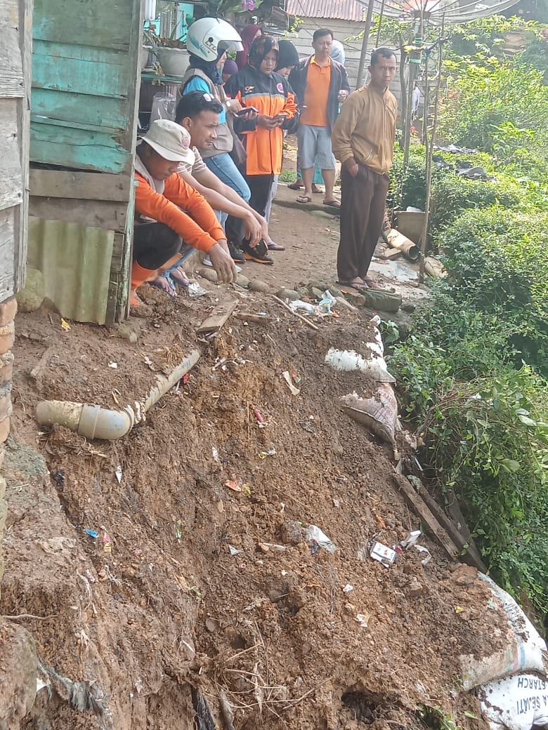 Personil BPBD, Polres Padangsidimpuan dan Kodim 0212/TS bersihkan material dan pasang tanggul pengaman longsor. (Ist)