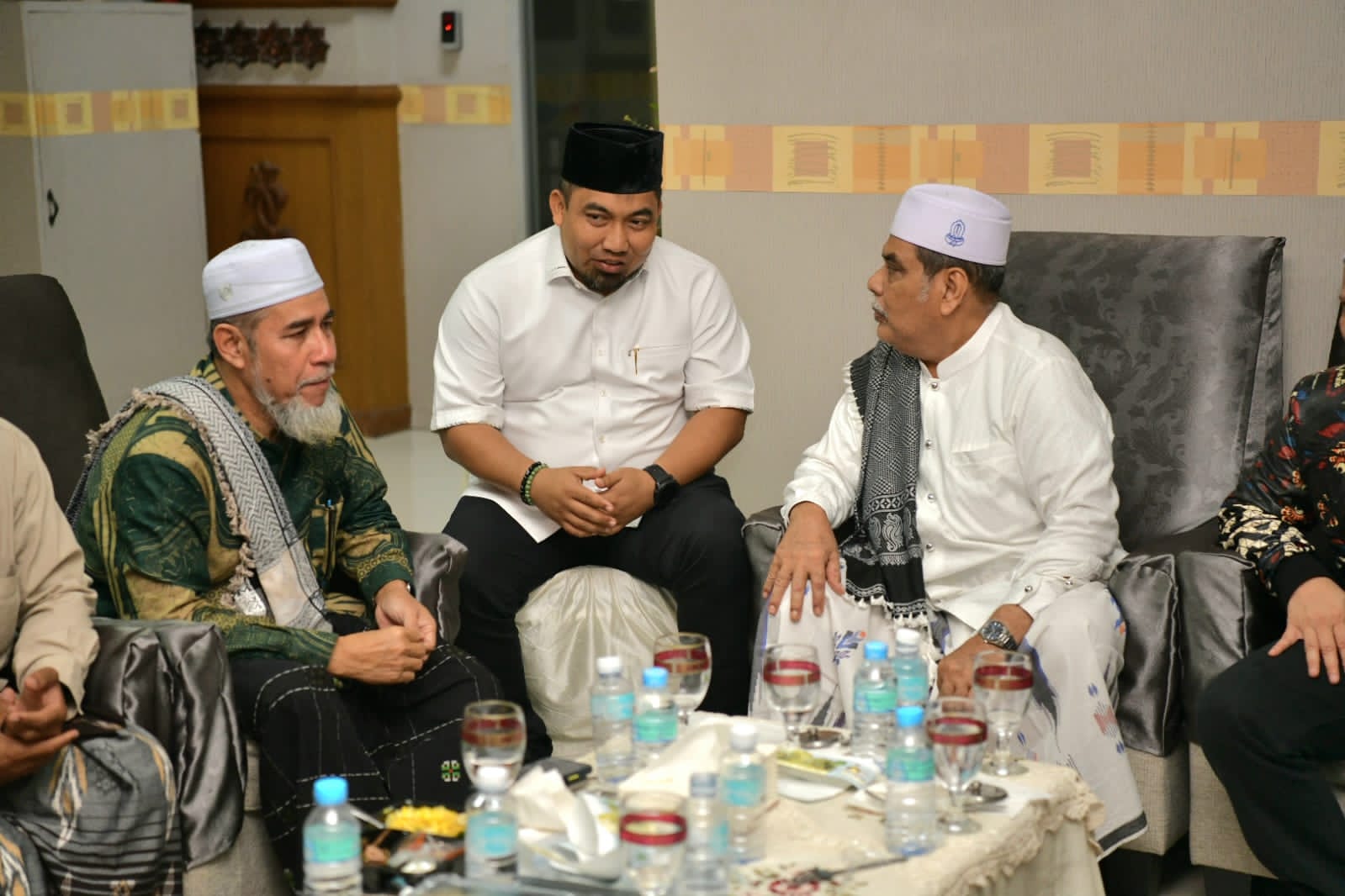 Ket. Foto : Pj Bupati Aceh Besar, Muhammad Iswanto, mengantar sekaligus melepas keberangkatan ulama yang juga jajaran Pimpinan Dayah di Aceh Besar, berangkat menunaikan ibadah umrah melalui Bandara Sultan Iskandar Muda (SIM), Blang Bintang, Aceh Besar, Minggu (6/8). (Zafrullah).