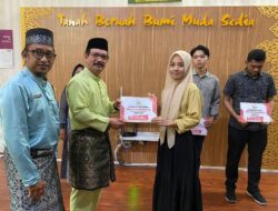 Pj Bupati Aceh Tamiang Serahkan Beasiswa