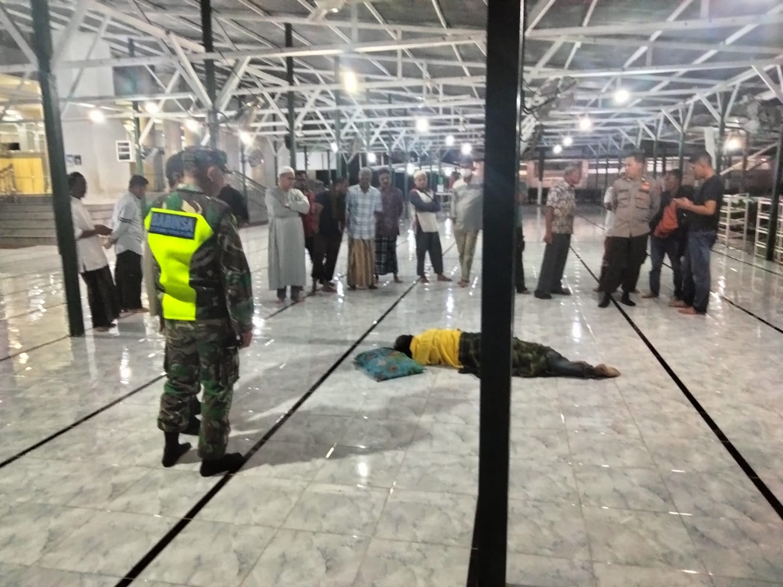 Aparat kepolisian saat mengamankan lokasi untuk melakukan olah TKP terkait ditemukannya warga yang meninggal dalam Masjid Agung Darul Falah Gampong Peukan Langsa, Kecamatan Langsa kota, Kota Langsa, Senin (7/8) sekira pukul 05:30.