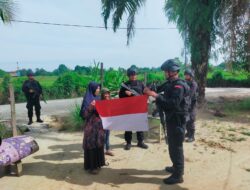 Semarakkan HUT RI Ke-78, Brimob Bagikan Bendera Merah Putih Kepada Warga