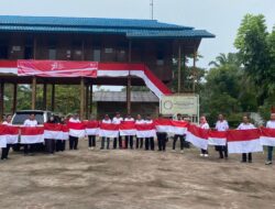 Kesbang Pol – FKDM Batubara Bagi-bagi Bendera Merah Putih