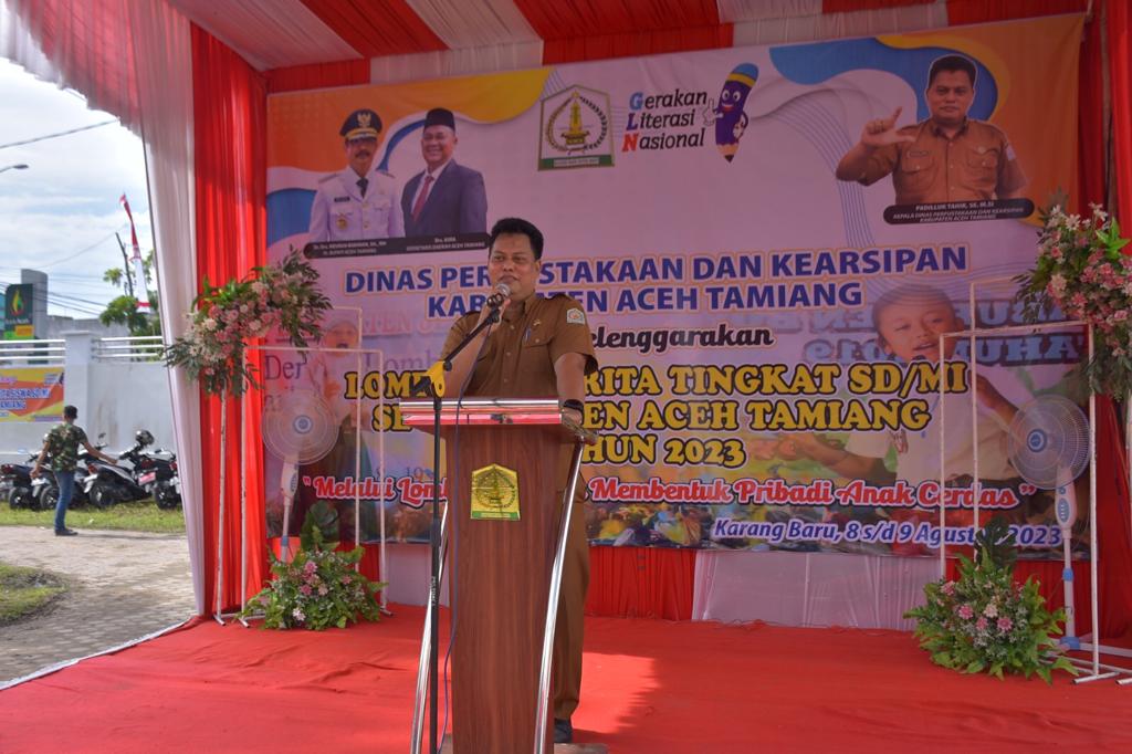 Teks foto : Kepala Dinas Perpustakaan dan Kearsipan Aceh Tamiang Padilluk Tahir saat melaporkan kegiatan Lomba Bercerita SD/MI tingkat Kabupaten Aceh Tamiang