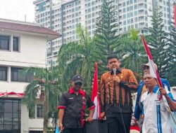 Aksi Damai Depan Balai Kota, Bobby Naik Mobil Komando Terima Aspirasi Ratusan Pekerja