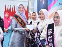 Ny.Maya Serahkan Selempang PIN Bunda PAUD Terbaik 2023