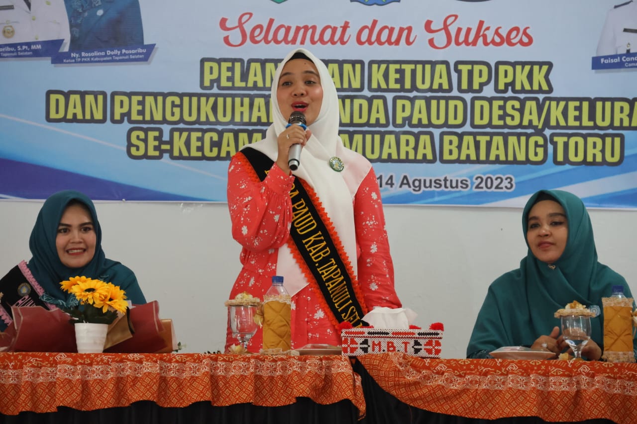 Berita Sore/Birong RT Teks poto: Ketua TP. PKK Tapsel, Ny. Rosalina Dolly Pasaribu, saat menghadiri pelantikan Ketua TP PKK dan pengukuhan Bunda PAUD Desa dan Kelurahan se-Kecamatan Muara Batang Toru, Senin (14/8).