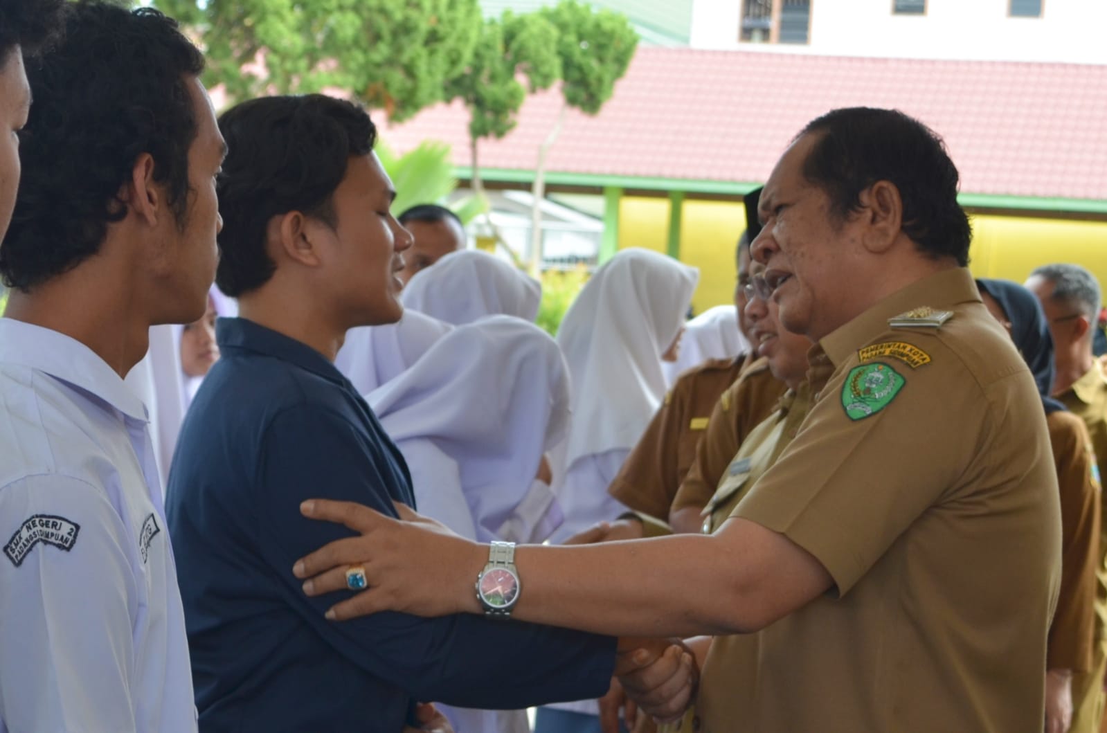 Berita Sore/Birong RT Teks poto: Wali Kota Padangsidimpuan, Irsan Efendi Nasution, SH.MM saat melepas 60 calon Mahasiswa baru Beasiswa dari Pendopo Kantor Wali Kota, Selasa (15/08).