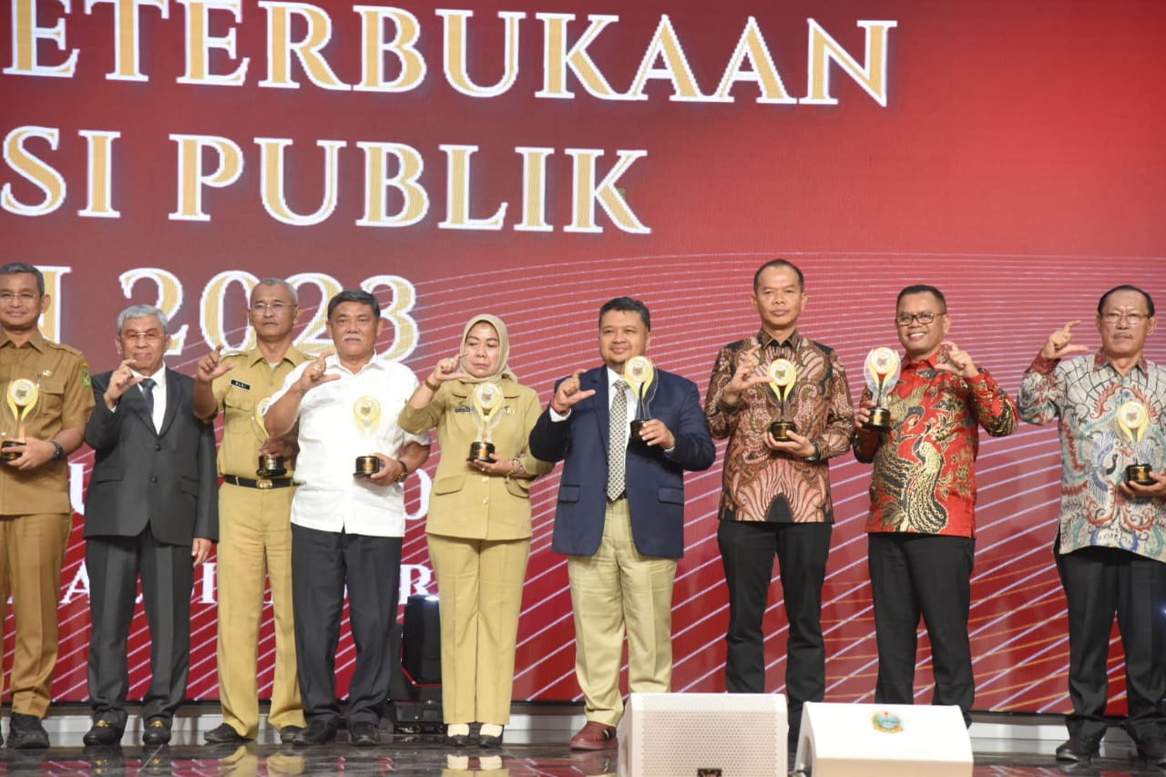 Berita Sore/Birong RT Teks poto: Bupati Tapsel Dolly Pasaribu saat menerima penghargaan Anugerah Keterbukaan Informasi Publik (KIP) tahun 2023 dari Komisi Informasi (KI) Provinsi Sumatera Utara di Aula Raja Inal Siregar, Kantor Gubernur Sumut, Medan, Selasa (15/8).