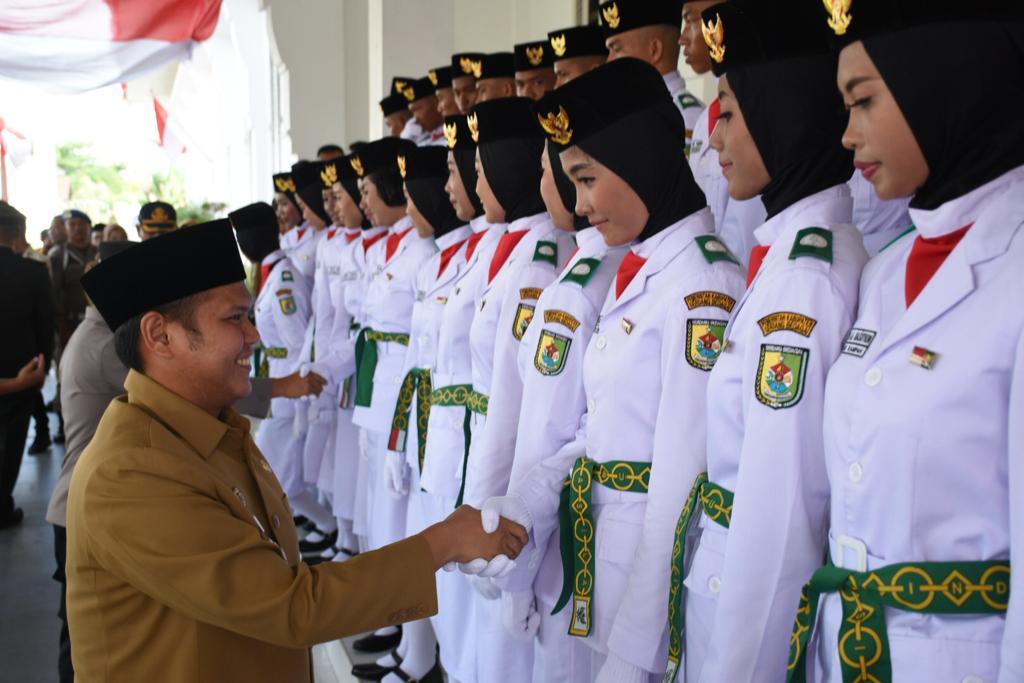Teks foto:Wakil Bupati Serdang Bedagai H Adlin Tambunan, bersalaman kepada Paskibra Putri usaiengukuhkan 33 Paskibra pada Puncak HUT Kemerdekaan RI ke 78 di halaman depan Kantor Bupati Sergai di Firdaus Sei Rampah, Selasa,15-08-2023.(Beritasore-Azwen)