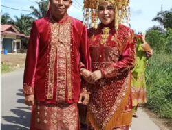 Camat Rantobaek Dan Istri Pakai  Adat Minangkabau HUT Ke-78 RI