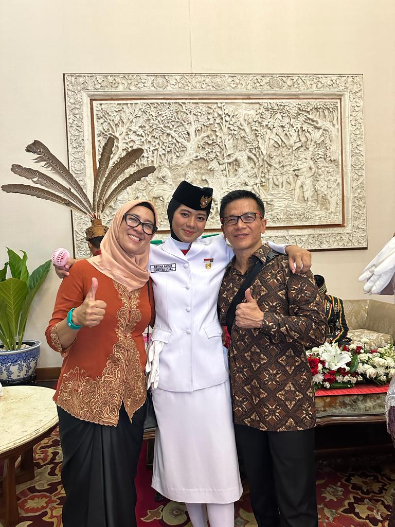 Teks. Davina Anis Raisha bersama kedua orangtuanya, Iptu Heri Suhartono,SH dan Aiptu Neneng Heriani Suryana SE, usai melaksanakan tugas sebagai Paskibraka di Istana Negara. Ist