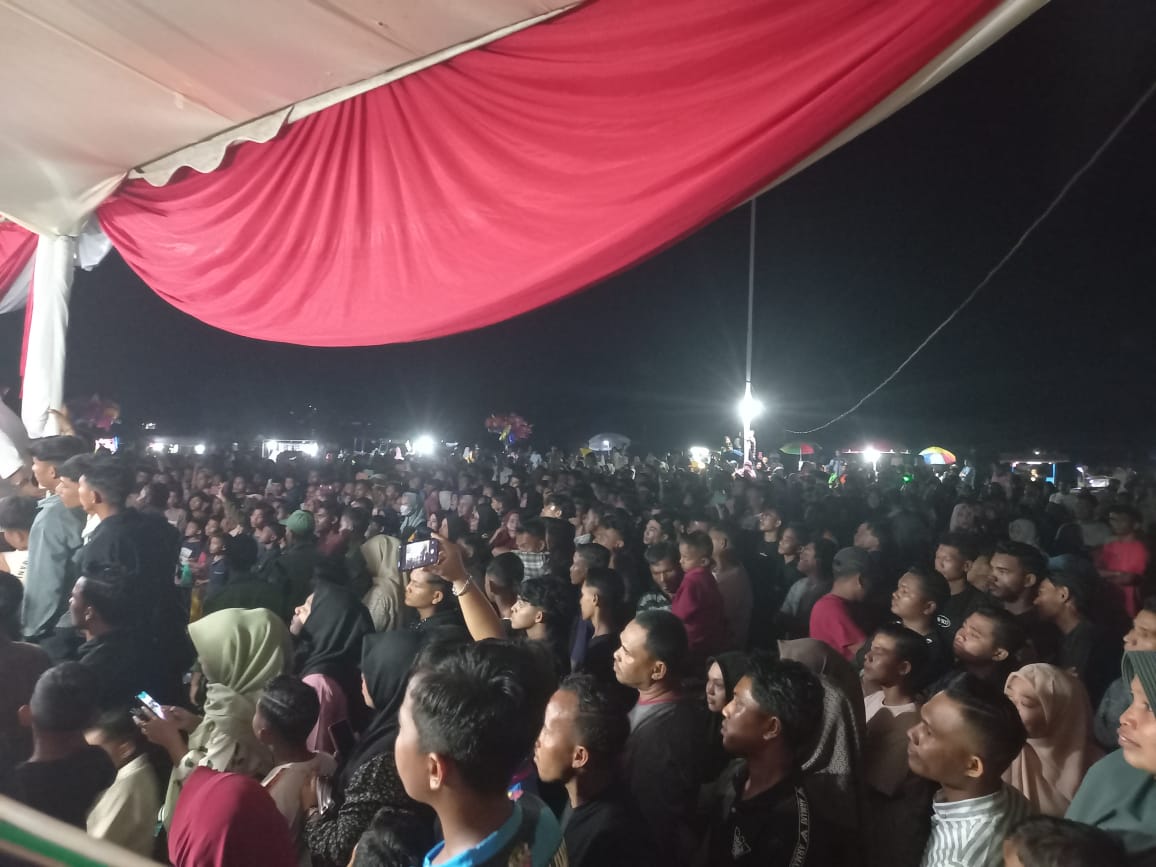 RAPAI DABOH: Ribuan pengunjung memadati lokasi Seni Rapai Daboh di Lapangan Sepakbola Idi Cut, Darul Aman, Aceh Timur, Jumat (18/9) malam. Foto: Muhammad Ishak