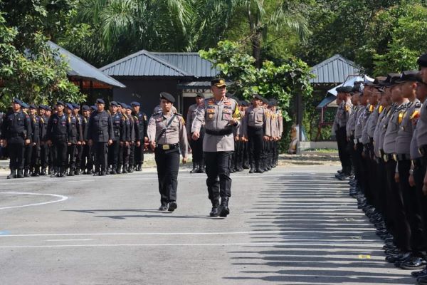 Teks foto: Kapolres Madina Kapolres Madina AKBP Reza Chairul Akbar Sidik Sik, SH, MH memimpin persiapan pengamanan sebelum pencoblosan, kemarin di Mapolres.