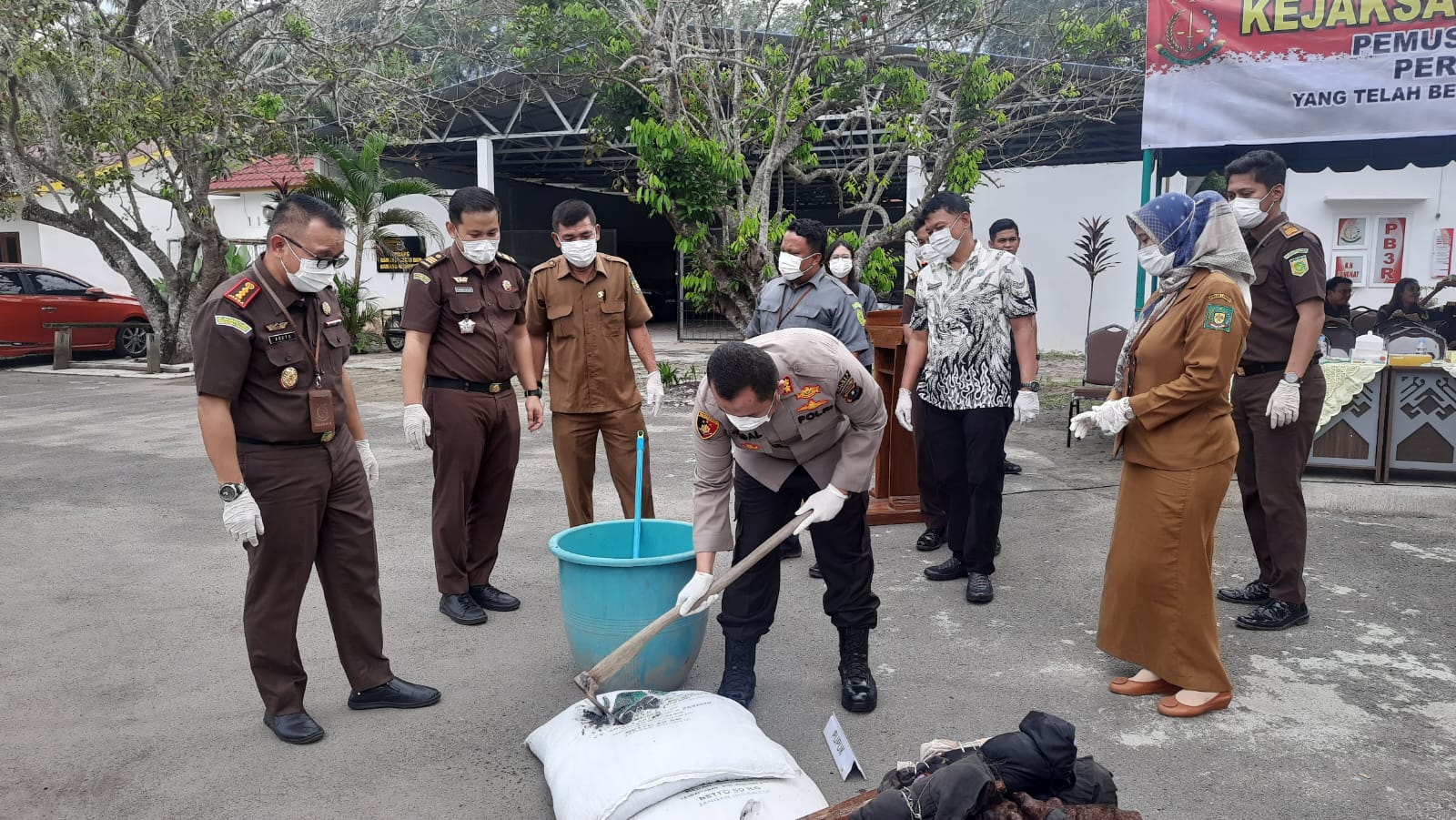 Teks Foto/ist  Kapolres Langkat AKBP Rahmat Faisal HS SIK SH MH menghadiri kegiatan pemusnahan barang bukti perkara inkracht  di Kantor Kejaksaan Negeri Kab. Langkat, Selasa (22/8).  Teks Foto/ist  Kapolres Langkat AKBP Rahmat Faisal HS SIK SH MH menghadiri kegiatan pemusnahan barang bukti perkara inkracht  di Kantor Kejaksaan Negeri Kab. Langkat, Selasa (22/8).  