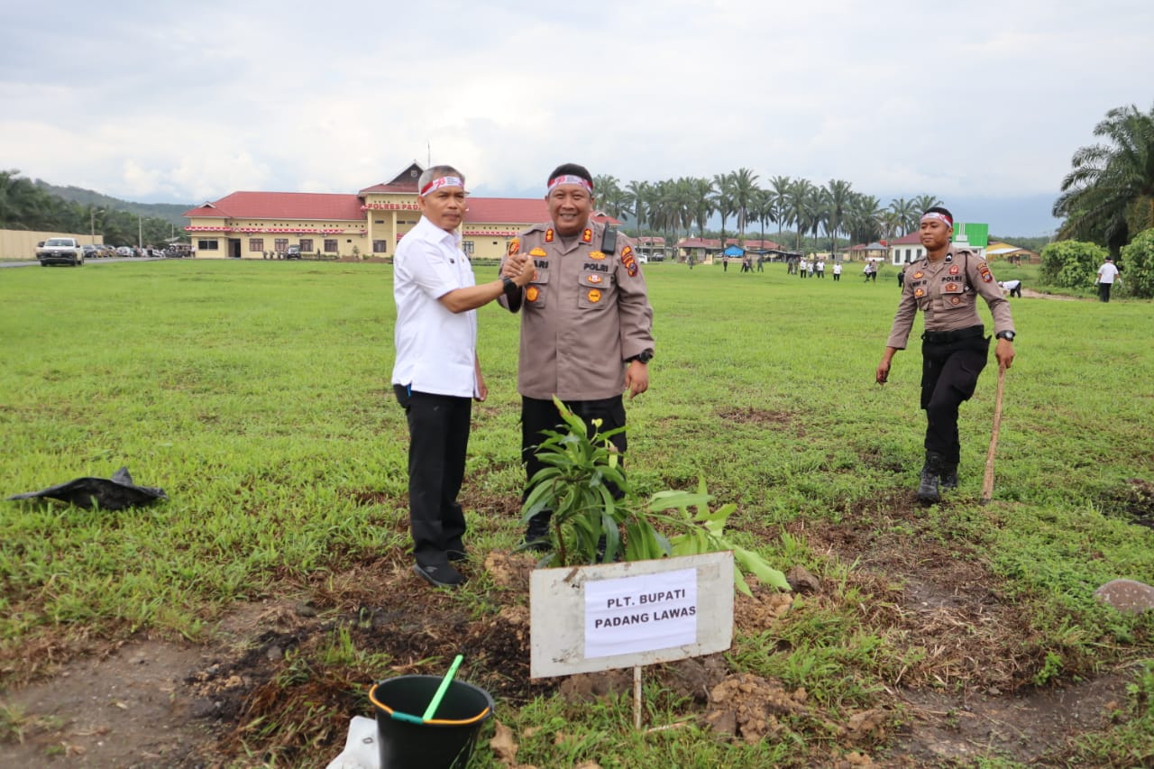 Keterangan Gambar : Kapolres Palas AKBP Diari Astetika SIK bersama Sekda Palas, Arpan Nasution S.Sos melakukan penanaman pohon Durian di lapangan Mapolres Padanglawas. Rabu (23/8) (Berita/Ist).