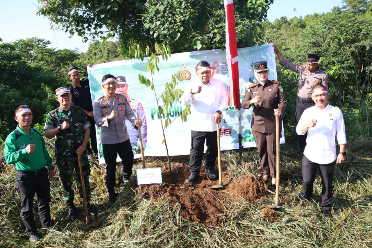 Berita Sore/Birong RT Teks poto: Bupati Tapanuli Selatan, Dolly Pasaribu saat melakukan penanaman pohon bersama Forkopimda di hutan Kota Kabupaten Tapanuli Selatan di Sipirok, Rabu (23/8).