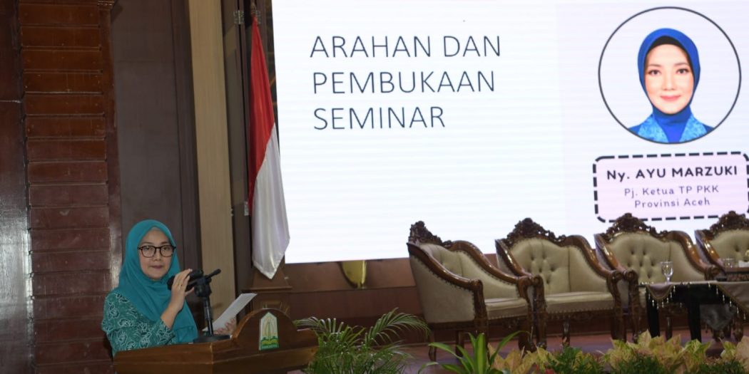 Ketua TP-PKK Aceh, Ny. Ayu Marzuki, saat memberikan arahan sekaligus membuka Seminar Laktasi Nasional Pekan Menyusui Dunia 2023 di Anjong Mon Mata, Banda Aceh, Kamis (24/8). (Foto: Zafrullah)