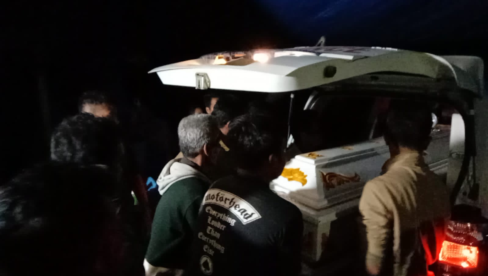 JASAD Rahelifa Malau dalam peti mati dimasukkan ke mobil jenazah. Ist