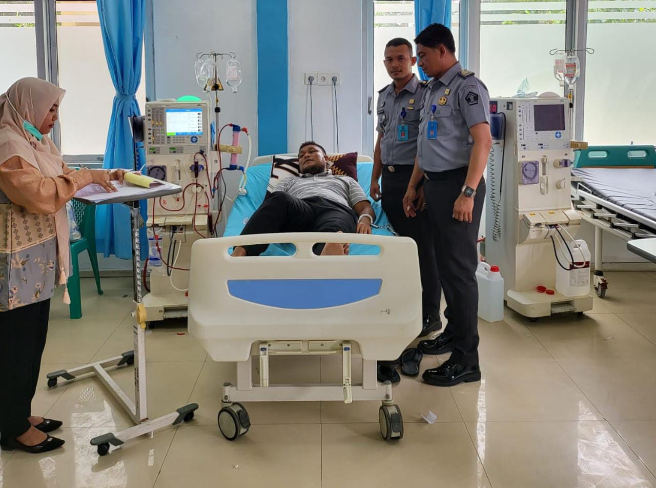 Teks Foto: Akibat mengalami gagal ginjal, seorang WBP Lapas Kelas IIA Lhokseumawe rutin menjalani cuci darah.