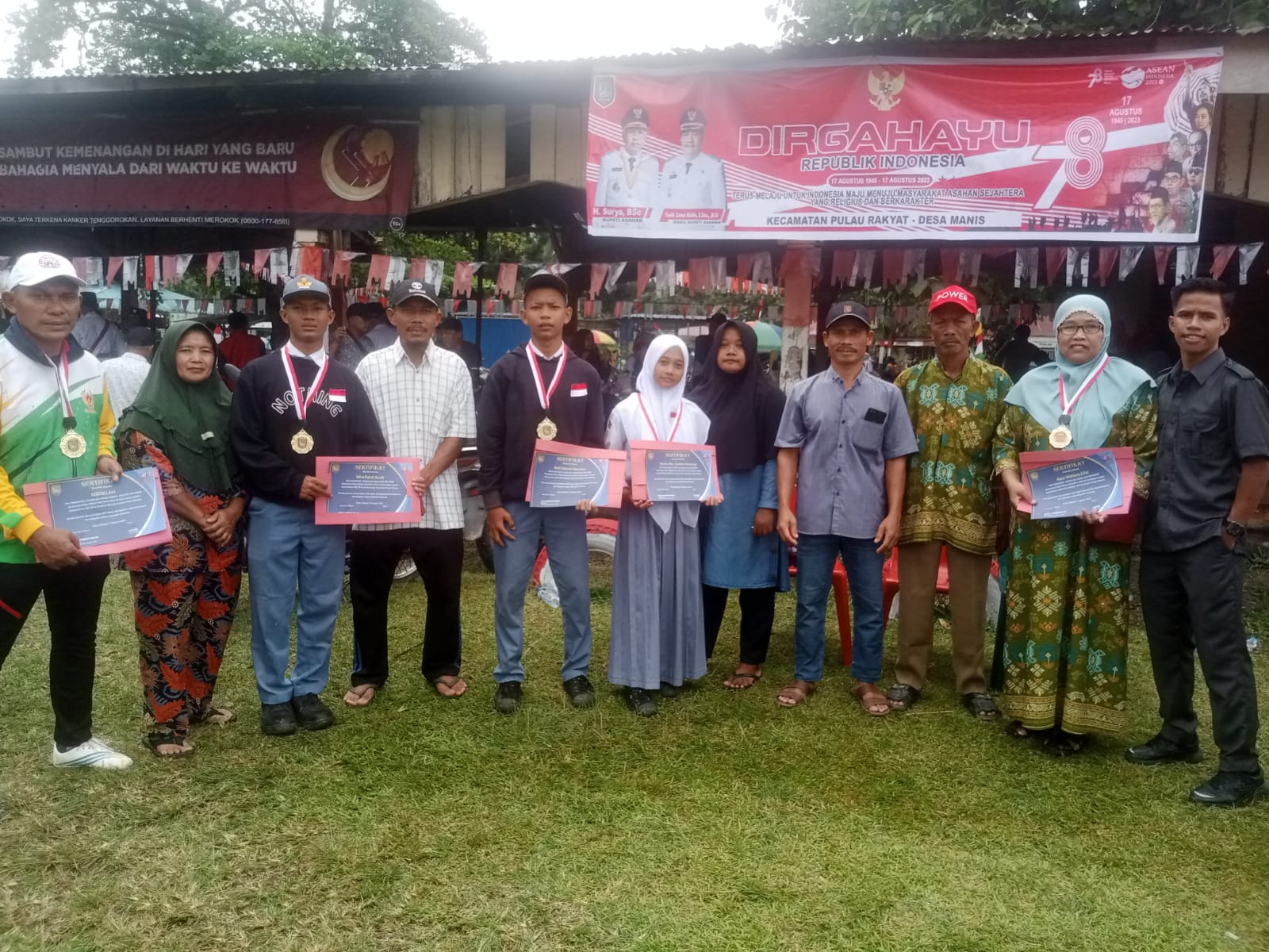 Anak SSB PSDMS bersama orang tuanya dan pelatih usai menerima mendali dan piagam penghargaan dari Camat Pulau Rakyat. (Berita Sore/Paimin)