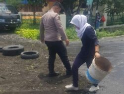 Personel Polsek Siantar Utara Bersihkan Minyak Goreng Tumpah Di Jalan 
