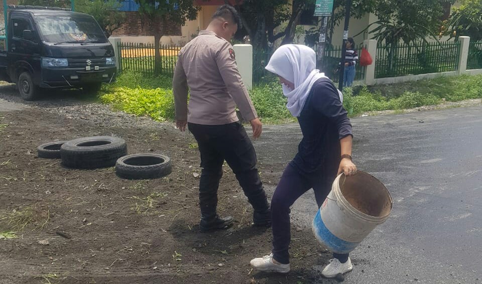 Keterangan foto: Personel Polsek Siantar Utara Polres Kota Pematangsiantar menimbun tumpahan minyak goreng yang berasal dari mobil truk tangki minyak goreng dan memasang tanda, hingga tidak membahayakan pengendara yang melintas di Jl. Sisingamangaraja, Kel. Sigulanggulang, Kec. Siantar Utara, Jumat (25/8) siang.(Ist).