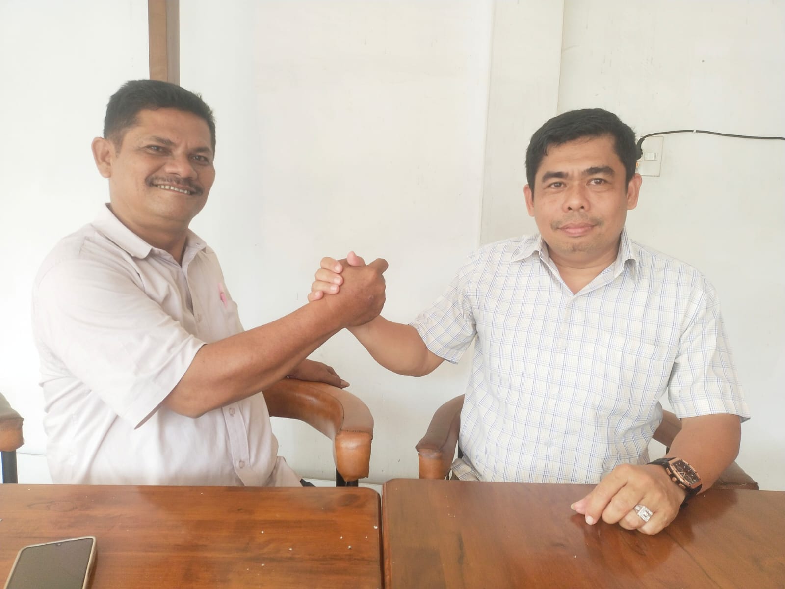Dr Asman Siagian dan Lisbon Situmorang salam komando. (Foto: Edward Limbong).